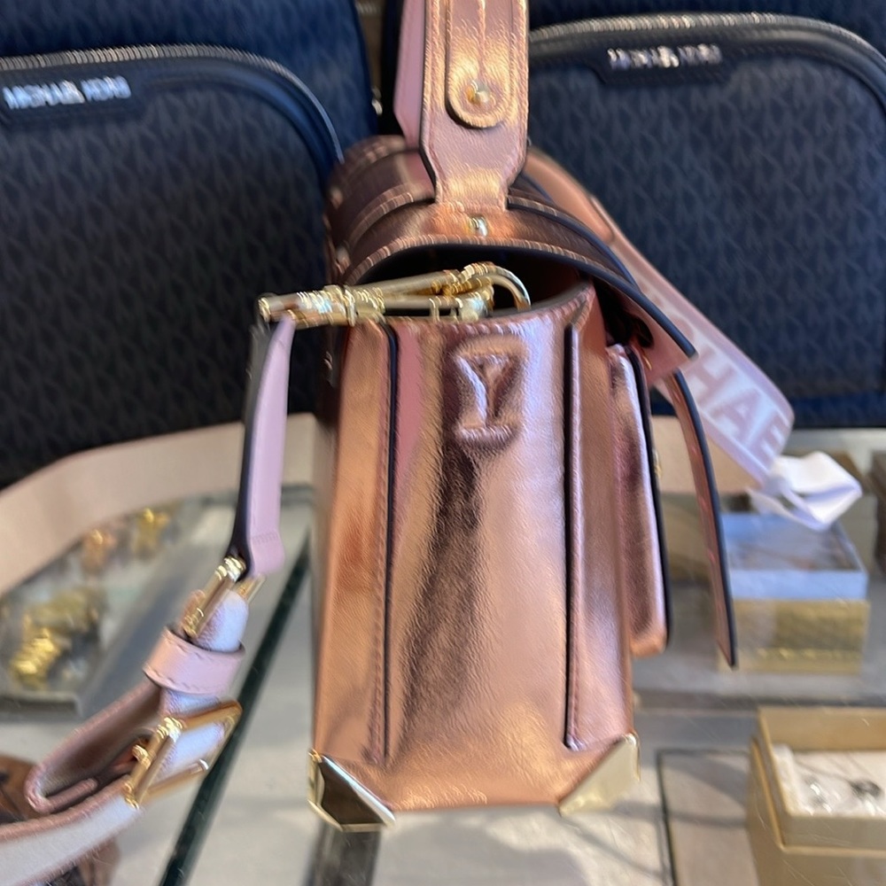 MICHAEL KORS
Manhattan Medium TH SCHOOL Crackled Metallic Leather SATCHEL
NWT - Picture 14 of 16